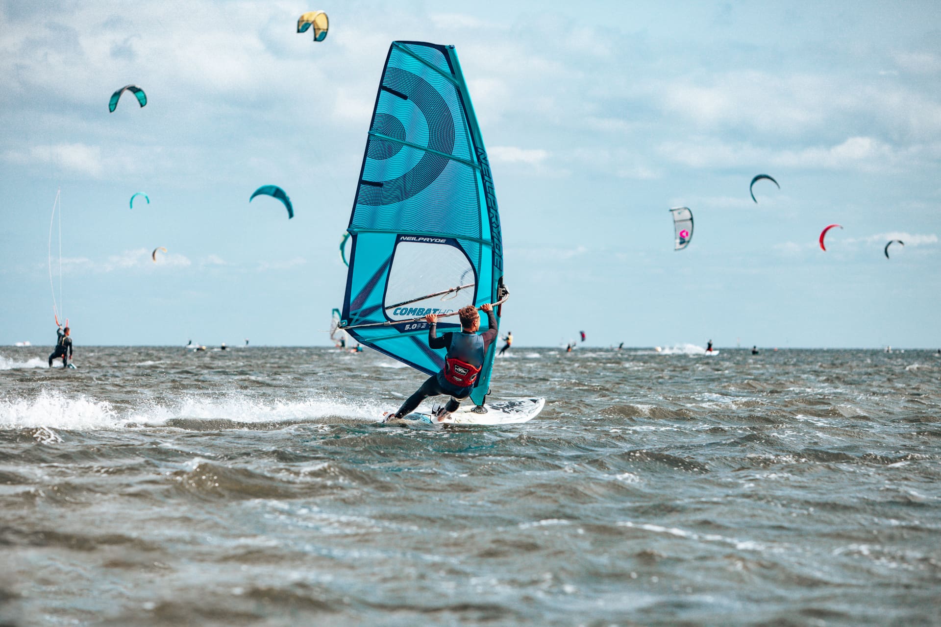 płynąy windsurfer